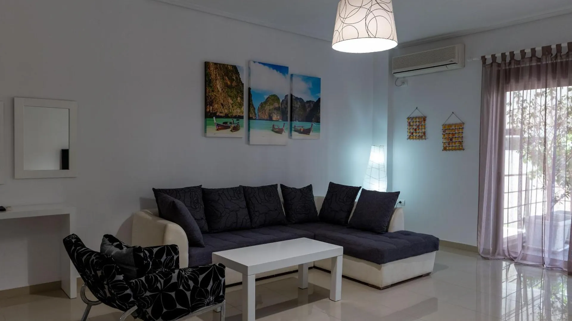 Franklin Rooms Sarande 0*,