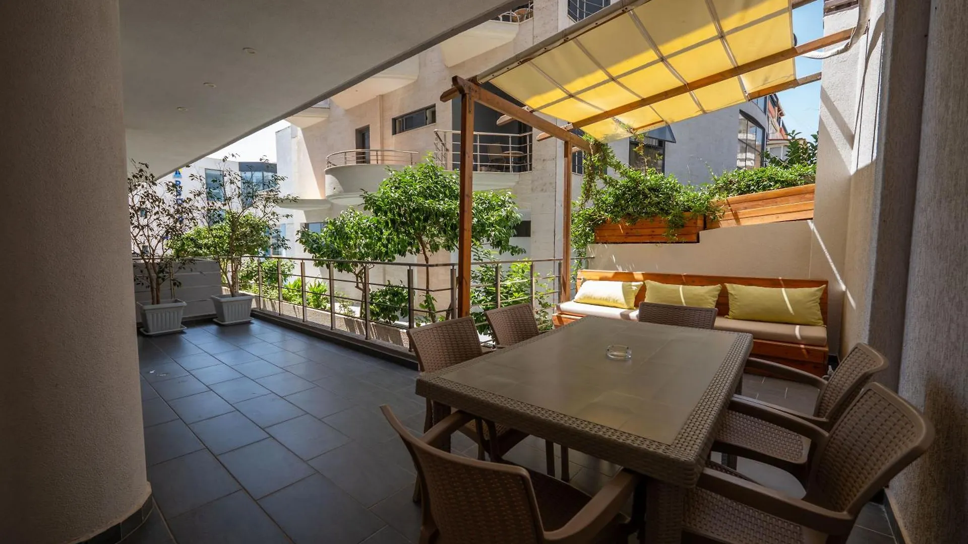 Franklin Rooms Sarande Aparthotel